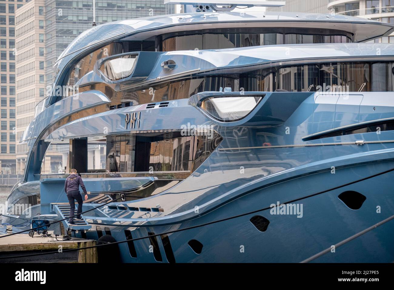 Le super-yacht de 58m (192ft) £38m 'Phi' reste saisi à 'Dolar Bay' dans les Docklands de Londres, mis en cause par l'Agence nationale de lutte contre le crime (NCA) du Royaume-Uni en raison des sanctions contre les associés de Poutine lors de l'invasion russe de l'Ukraine, le 30th mars 2022, à Londres, en Angleterre. Le Phi dispose de sa propre piscine et d'une "cave à vin infinie", selon ses constructeurs néerlandais. Sa propriété est incertaine, mais elle est considérée comme la propriété d'un homme d'affaires russe ayant des liens avec Poutine. Banque D'Images