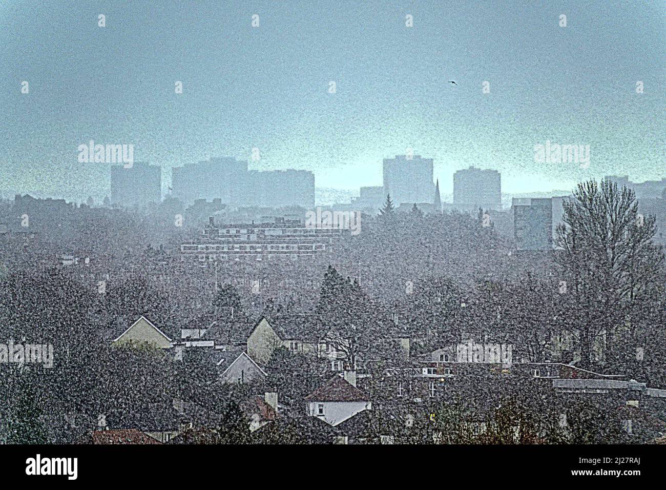 Glasgow, Écosse, Royaume-Uni 30th mars 2022. UK Météo: : L'été comme le temps a disparu comme la neige est tombée au-dessus de l'extrémité ouest de la ville avec ciel orageux. Crédit Gerard Ferry/Alay Live News Banque D'Images