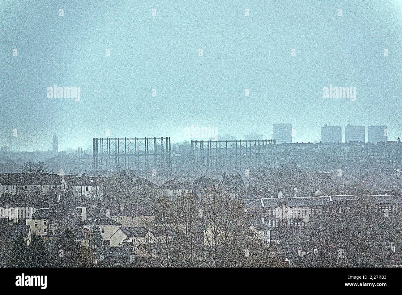 Glasgow, Écosse, Royaume-Uni 30th mars 2022. UK Météo: : L'été comme le temps a disparu comme la neige est tombée au-dessus de l'extrémité ouest de la ville avec ciel orageux. Crédit Gerard Ferry/Alay Live News Banque D'Images