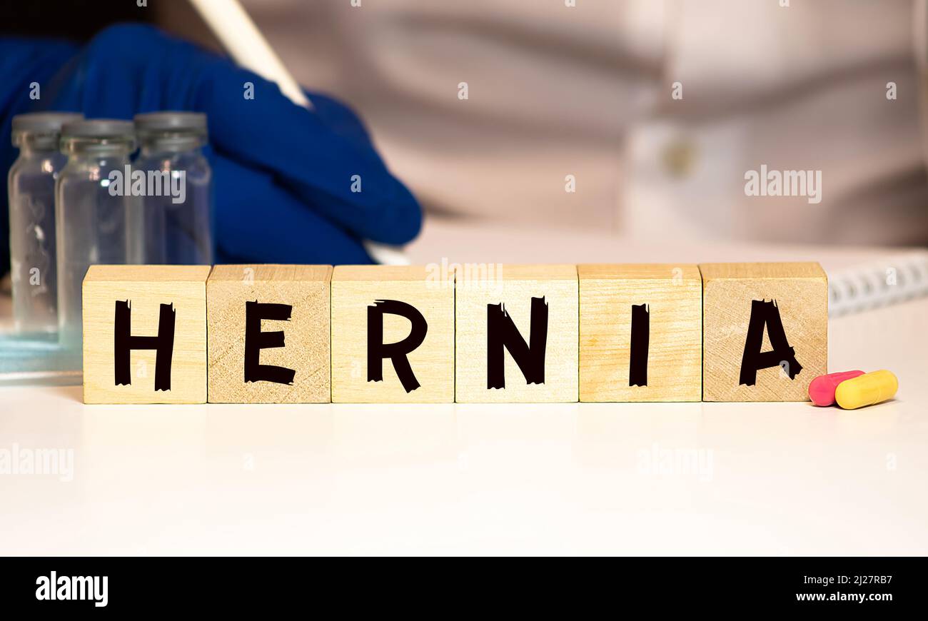 Hernie - mots de blocs de bois avec des lettres, état médical concept hernie, fond blanc. Banque D'Images Hernie - mots de blocs de bois avec des lettres, état médical concept hernie, fond blanc. Banque D'Images