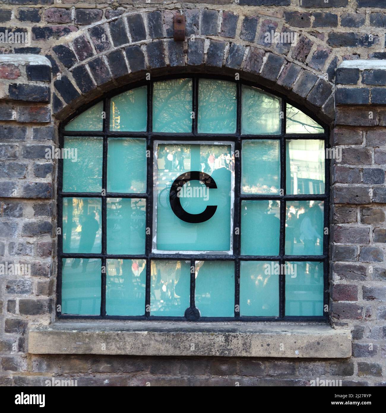 Coal Drops Yard - lettres individuelles dans des fenêtres en verre de couleur dans l'ancien entrepôt Banque D'Images