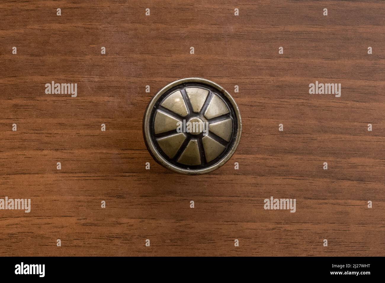 Fer à repasser vintage poignée brun antique commode objet design de mobilier et l'intérieur de la maison salle, gros plan. Banque D'Images