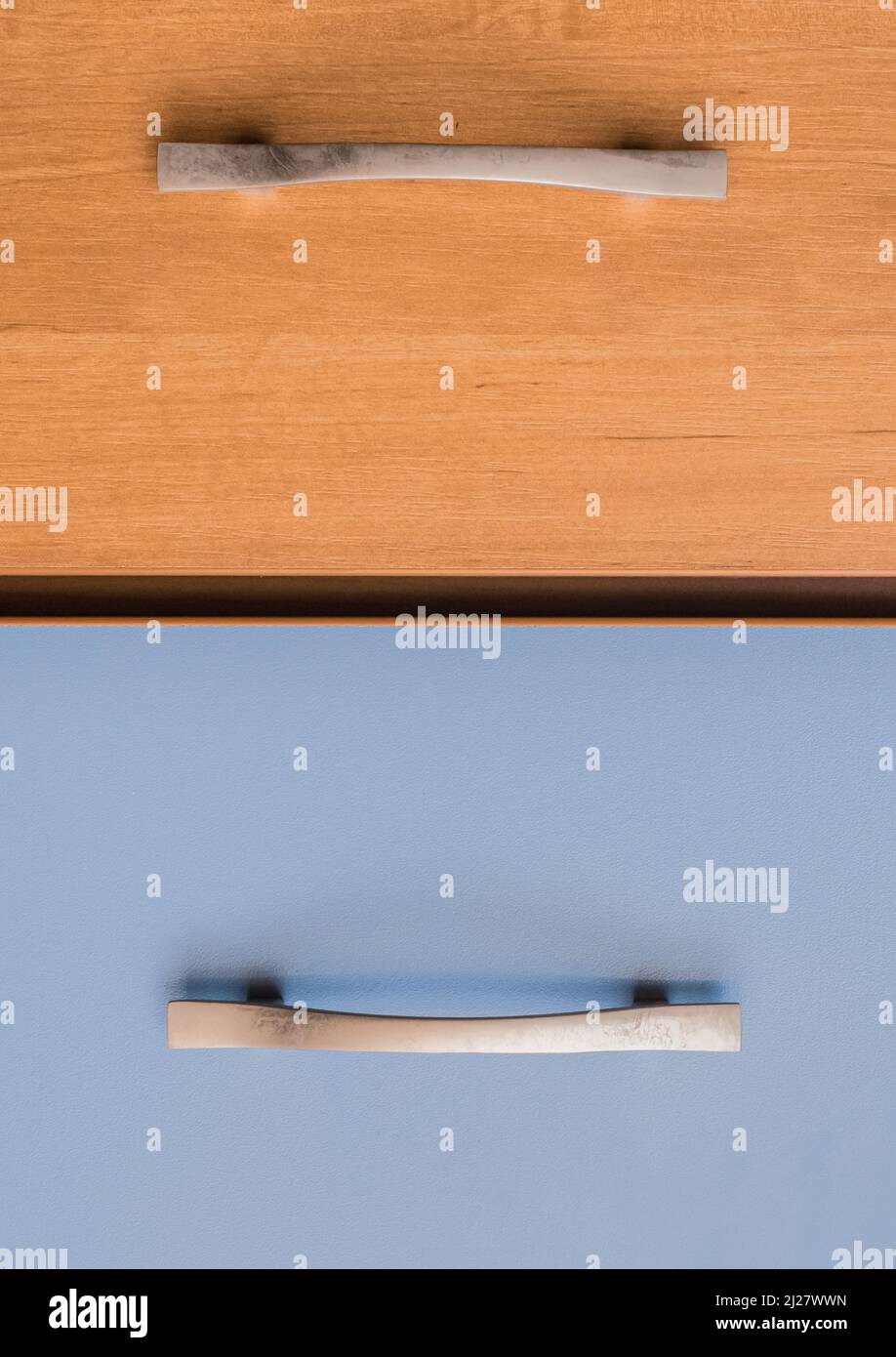 Poignée en métal vintage brun et bleu antique commode objet design de mobilier et intérieur de la maison salle, gros plan. Banque D'Images