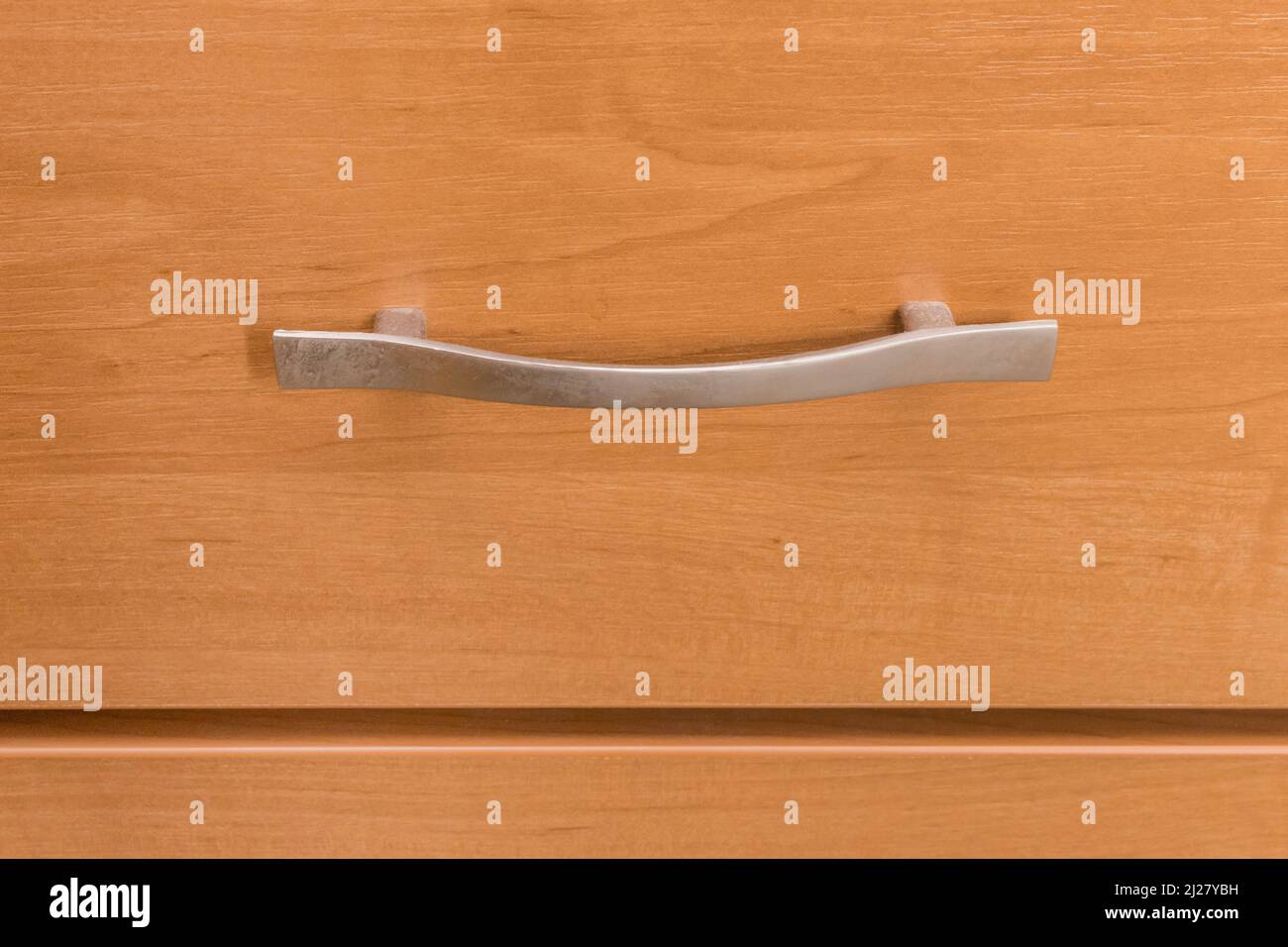 Fer à repasser vintage poignée brun antique commode objet design de mobilier et l'intérieur de la maison salle, gros plan. Banque D'Images