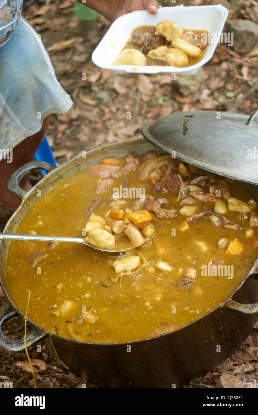 Sancocho cuit sur la rive de la rivière Banque D'Images