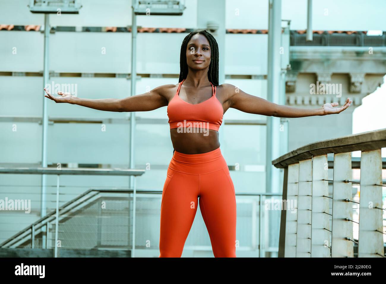 Belle jeune femme coureur extérieur dans la tenue de sport stretching entraîneur personnel sport gym Banque D'Images