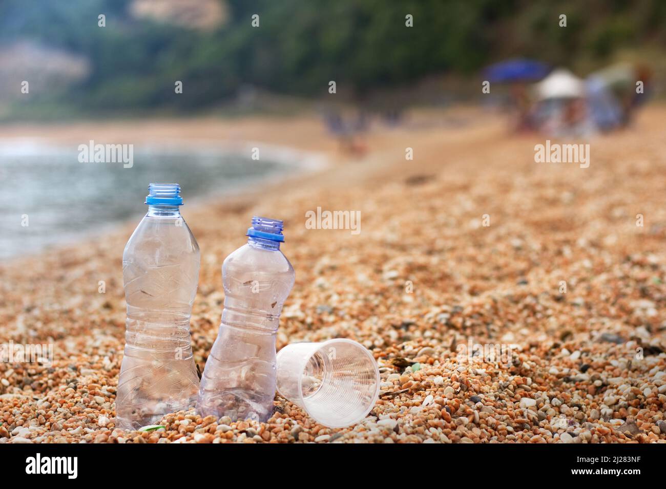 Bouteilles en plastique sur une plage, pollution des mers avec des déchets en plastique, concept écologique, impact du tourisme Banque D'Images