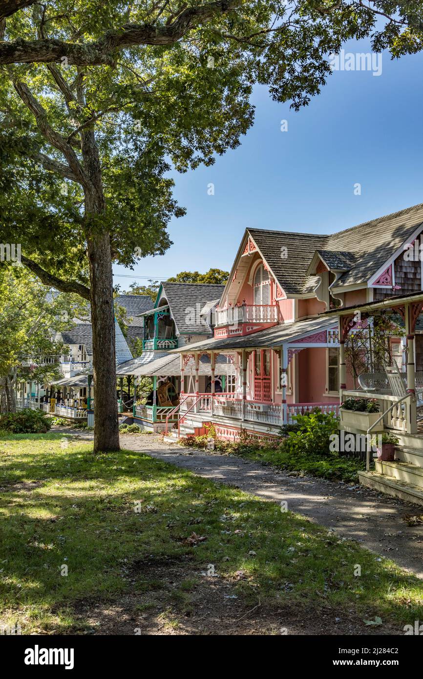 Martha's VIineyard, USA - 25 septembre 2017: Carpenter Gothic Cottages avec style victorien, garniture en pain d'épice sur Lake Avenue, Oak Bluffs sur Martha's. Banque D'Images