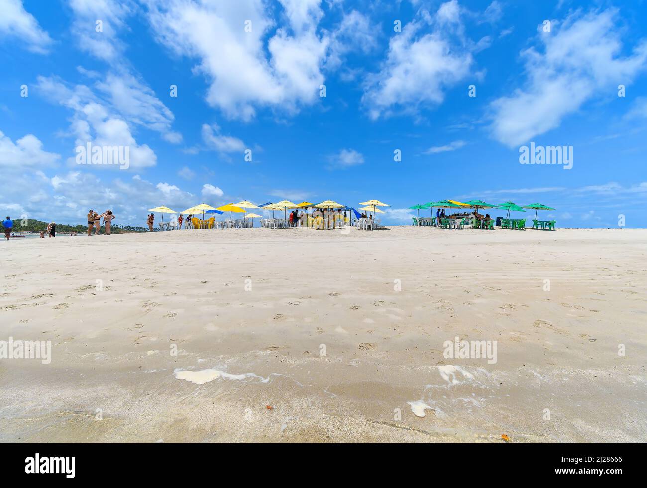 Sirinhaem, PE, Brésil - 18 octobre 2021 : personnes sur les rives de sable de la plage de Guadeloupe, une des destinations touristiques pour les personnes visitant Porto de G. Banque D'Images