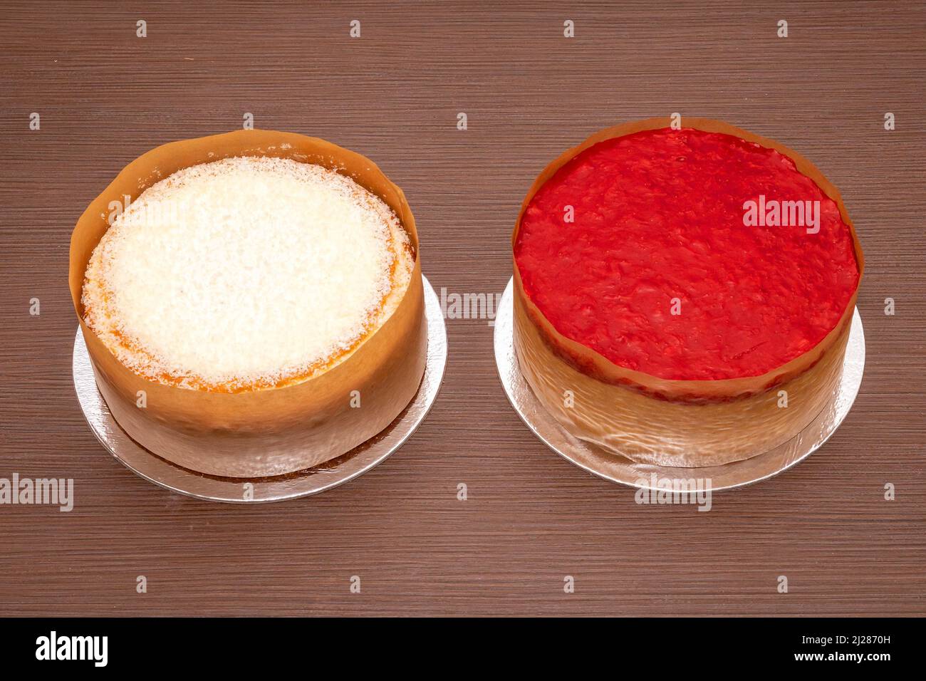 Célèbres cheesecakes desserts originaux et avec garniture de fruits à la framboise sur fond de table en bois Banque D'Images