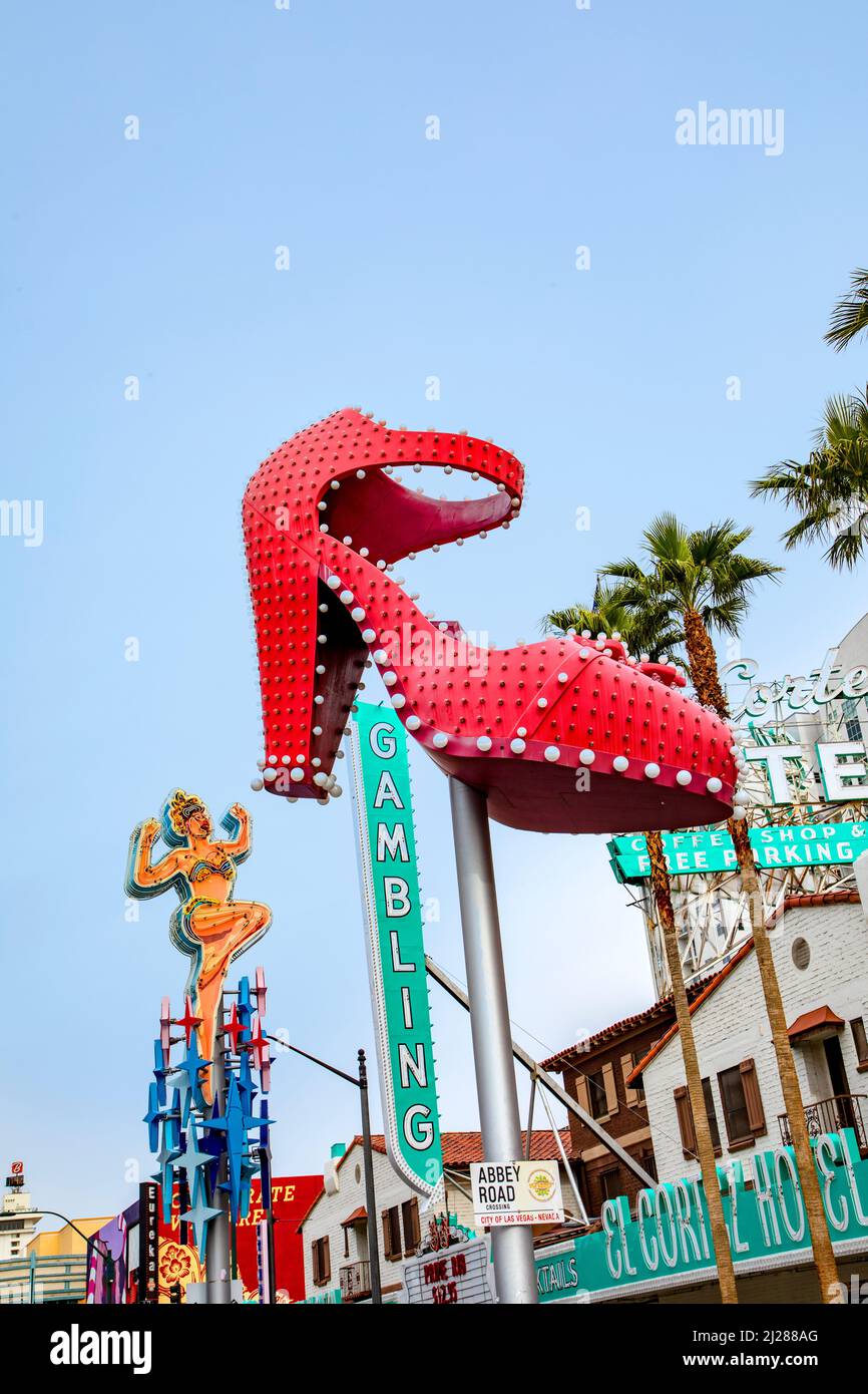 Las Vegas, États-Unis - 9 mars 2019 : gros plan du célèbre panneau au néon Ruby Slipper, centre-ville de Las Vegas, près de Fremont Street Experience. Las Vegas est kn Banque D'Images