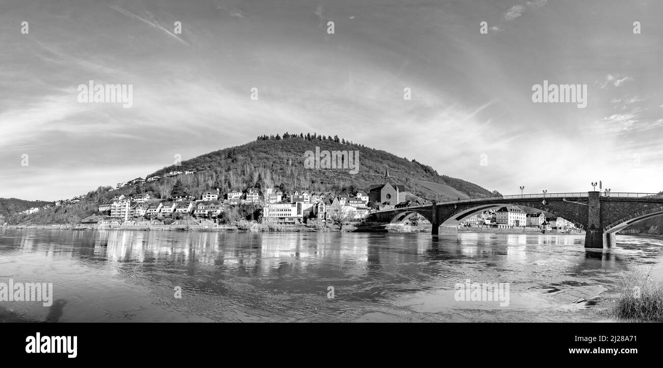 Cochem, Allemagne - 14 février 2021 : vue sur le vieux pont romain historique enjambant la Moselle (Moselle) à Cochem. Banque D'Images Cochem, Allemagne - 14 février 2021 : vue sur le vieux pont romain historique enjambant la Moselle (Moselle) à Cochem. Banque D'Images