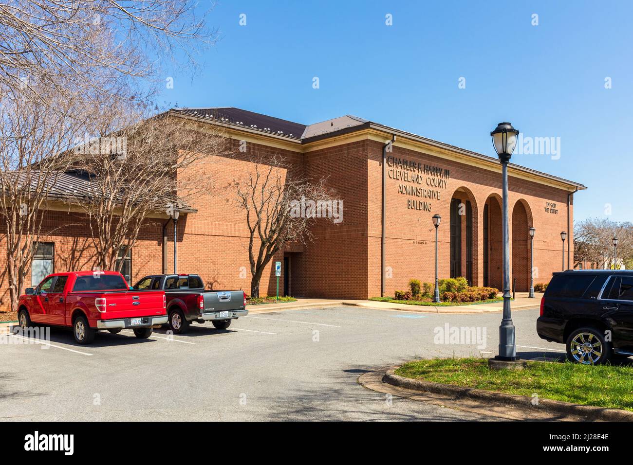 SHELBY, NC, USA-28 MARS 2022: Charles F. Harry III Cleveland County administrative Building. Banque D'Images