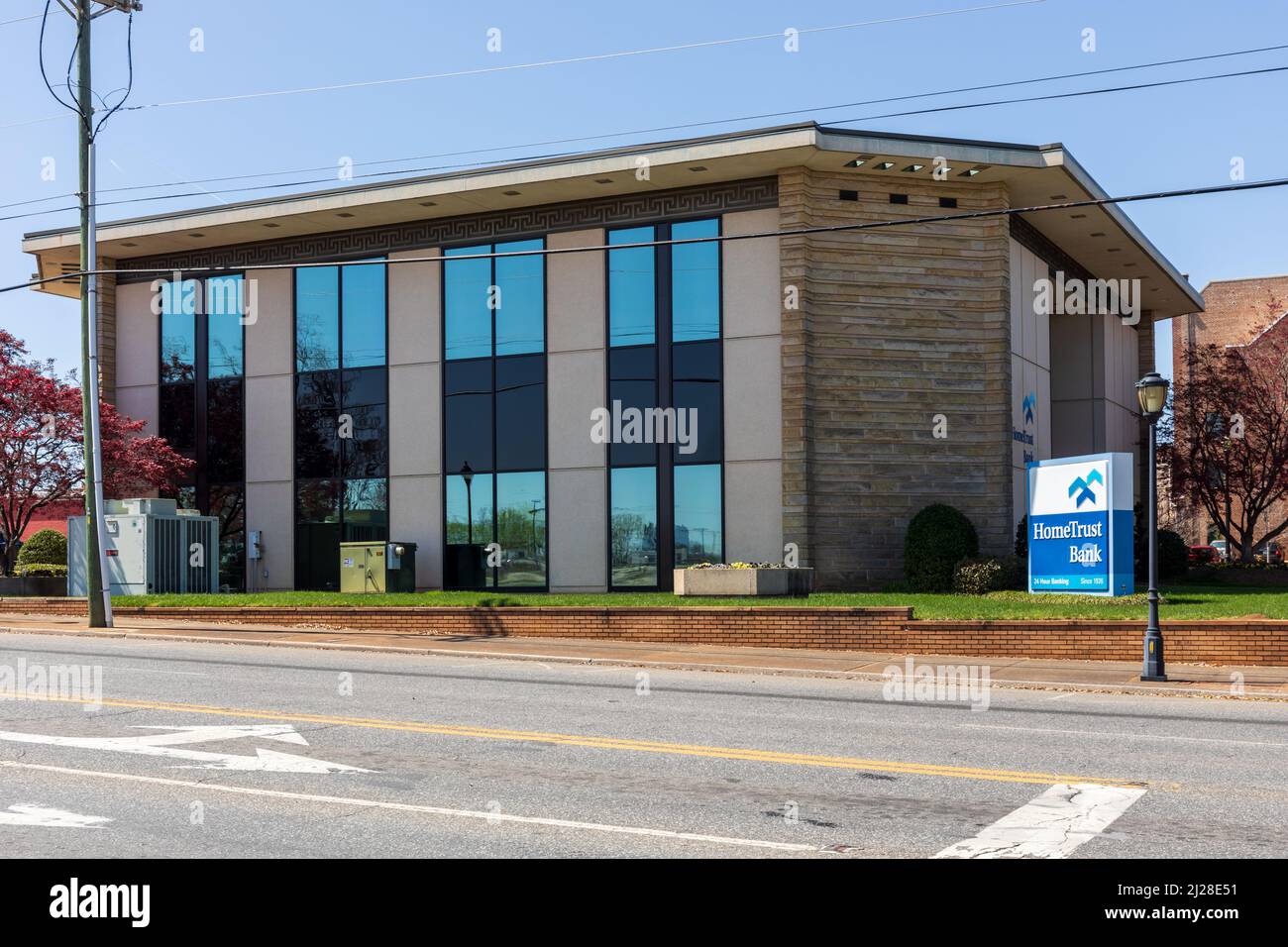 SHELBY, NC, USA-28 MARS 2022: Banque de fiducie de patrie, dans le centre-ville. Banque D'Images