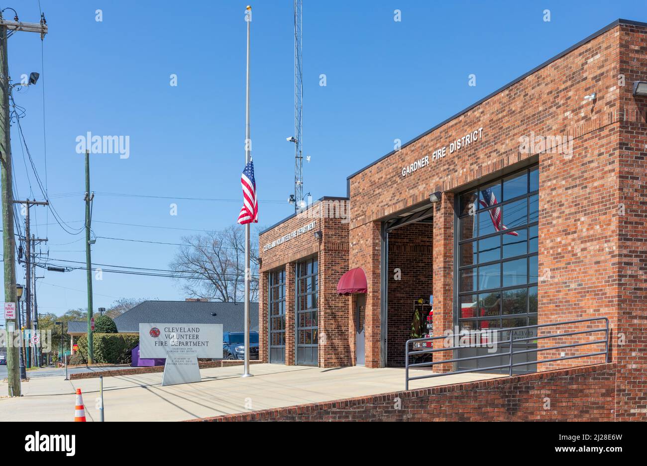 SHELBY, NC, USA-28 MARS 2022: Cleveland Volunteer Fire Department dans le centre-ville. Quartier des pompiers de Gardner. Banque D'Images