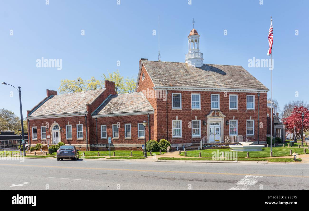 SHELBY, NC, USA-28 MARS 2022: L'hôtel de ville et l'administration, construit à l'origine en 1939 avec l'aide de WPA. Banque D'Images
