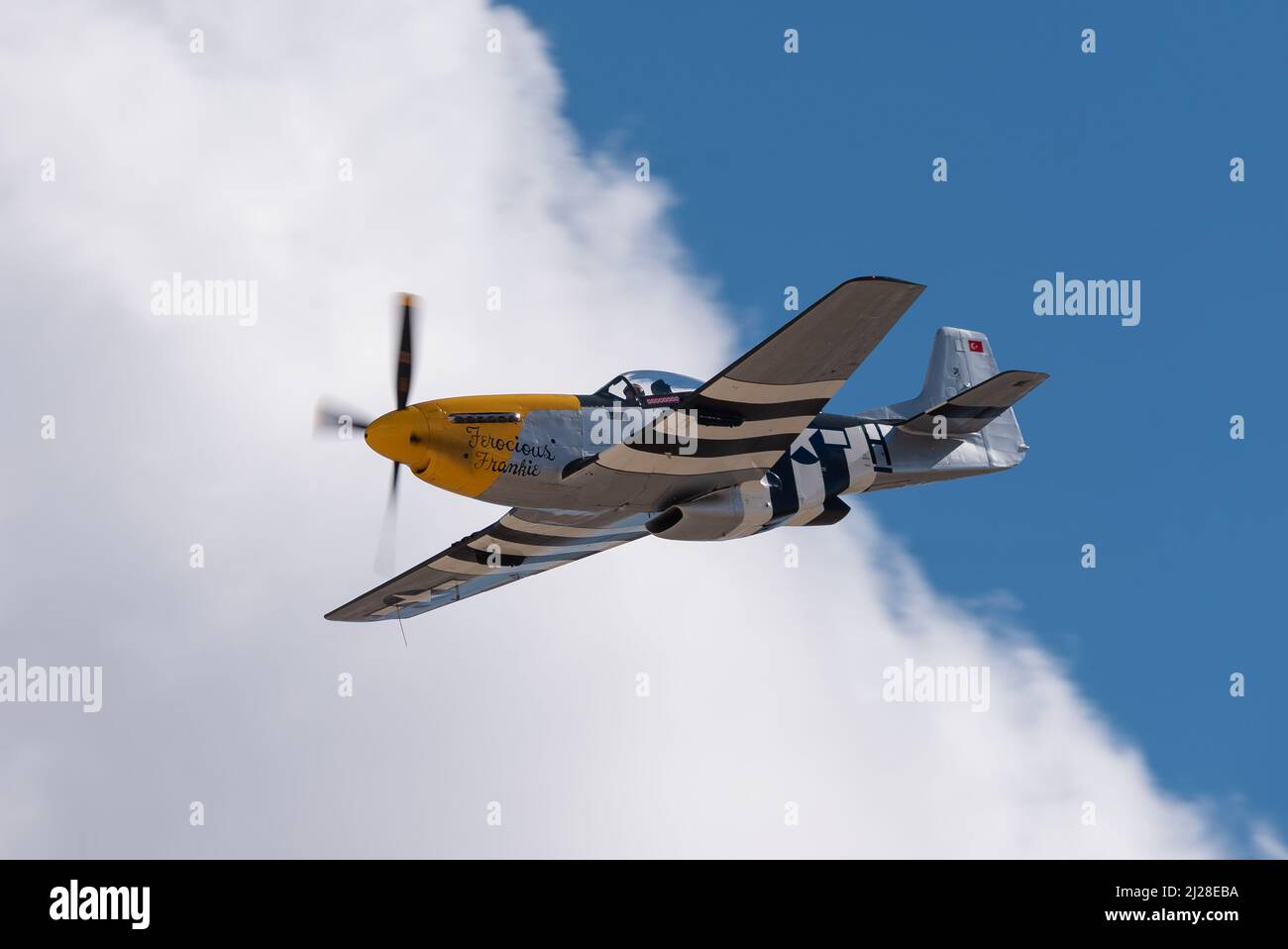 ESKISEHIR, TURQUIE - 12 SEPTEMBRE 2021 : M.S.O. Mustang P-51D nord-américain du musée de l'air et de l'espace, Frankie féroce, présentant un spectacle au Sivrihisar SH Banque D'Images