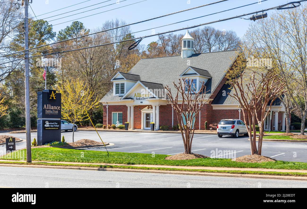 SHELBY, NC, USA-28 MARS 2022: Alliance Bank and Trust Building & parking. Panneau du monument. Banque D'Images