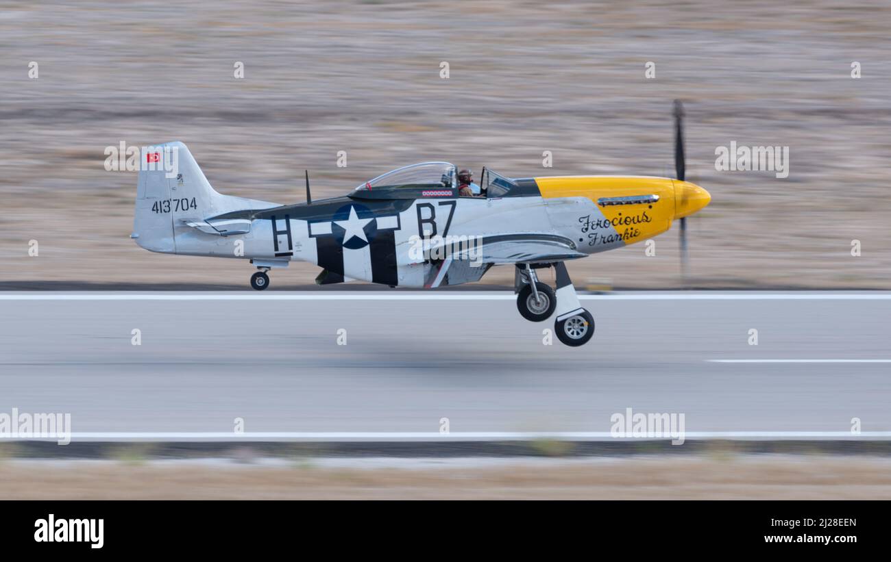 ESKISEHIR, TURQUIE - 12 SEPTEMBRE 2021 : M.S.O. Mustang P-51D nord-américain du musée de l'air et de l'espace, Frankie féroce, présentant un spectacle au Sivrihisar SH Banque D'Images