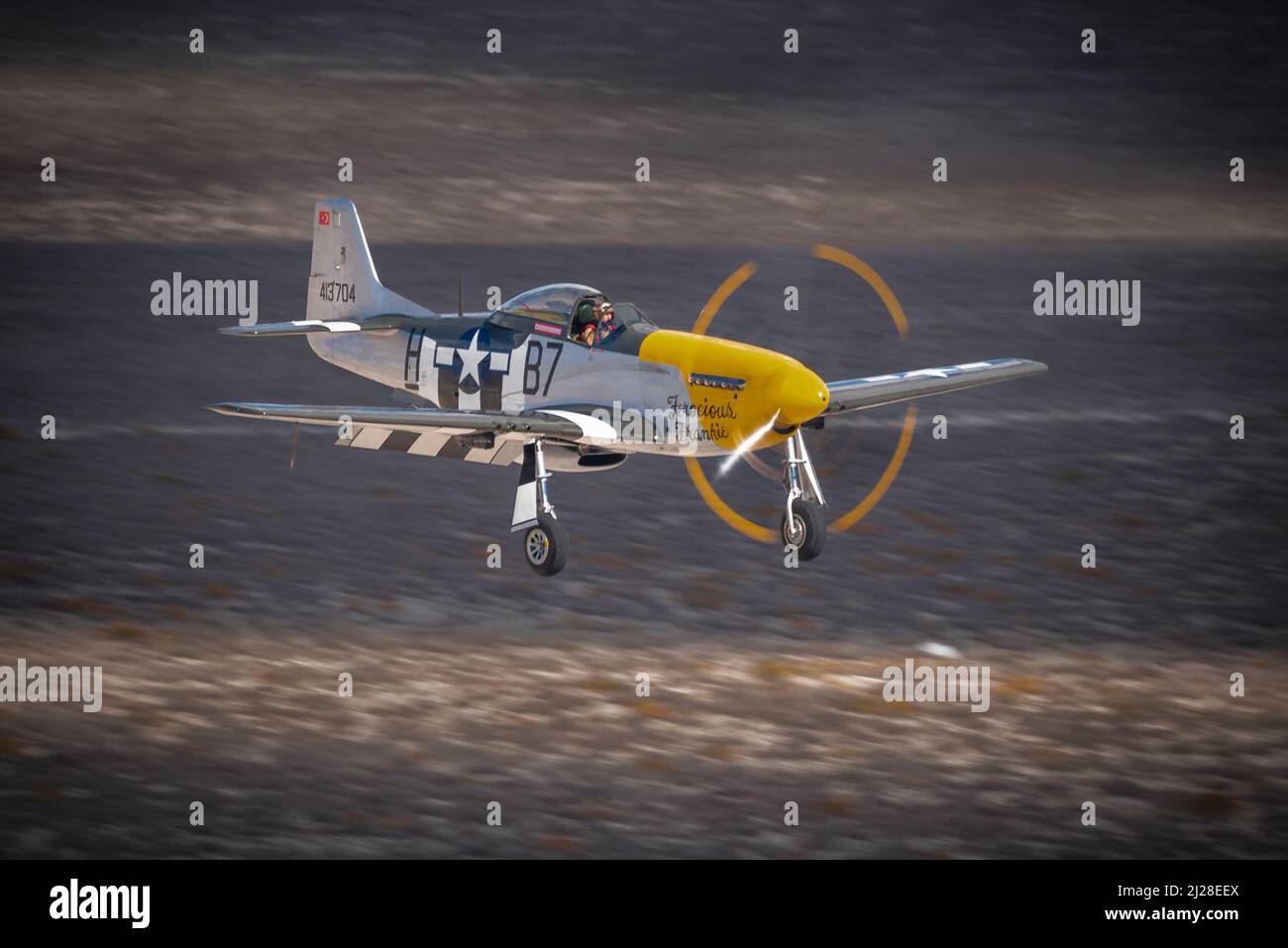 ESKISEHIR, TURQUIE - 12 SEPTEMBRE 2021 : M.S.O. Mustang P-51D nord-américain du musée de l'air et de l'espace, Frankie féroce, présentant un spectacle au Sivrihisar SH Banque D'Images