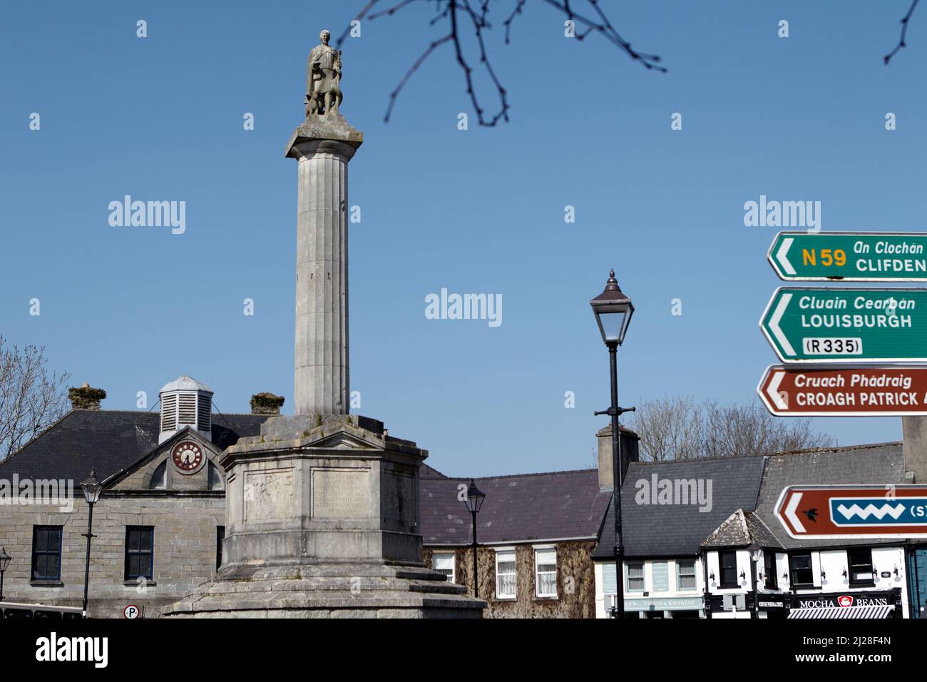 l'octogone avec la statue de st patrick dans le centre du comté de westport mayo république d'irlande Banque D'Images