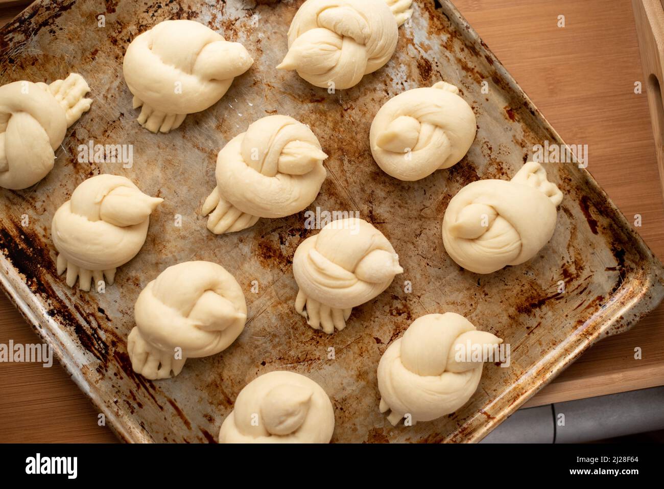 Petits pains sous forme d'oiseaux sur une plaque de cuisson Banque D'Images