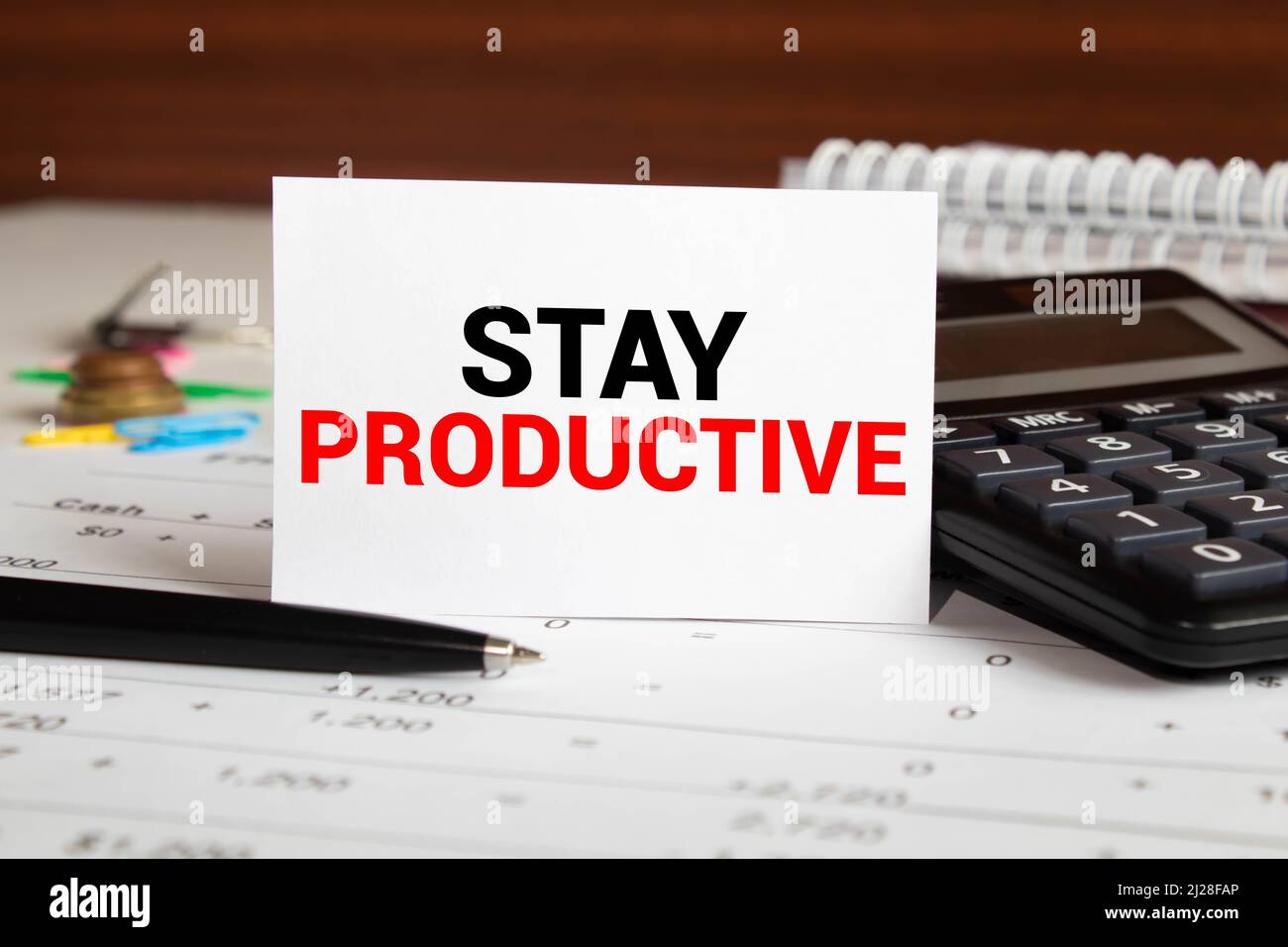 Main conceptuel écrit, indiquant de rester productifs Appel de motivation. Photo d'affaires l'efficacité de la productivité Concentration texte mots écrits Note 24 P Banque D'Images