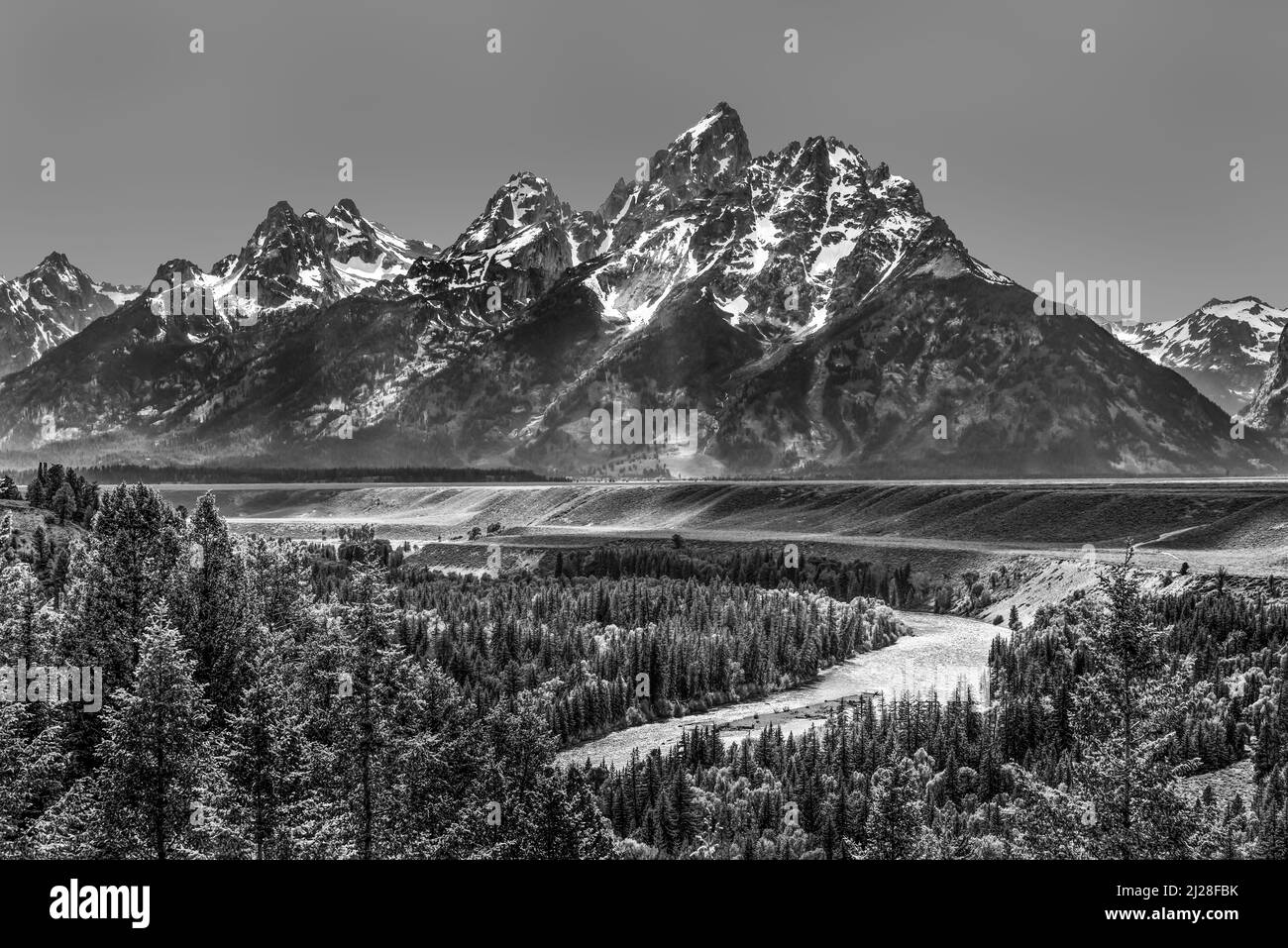 Les montagnes du Grand Teton et la rivière Snake en noir et blanc avec un ciel clair, Wyoming Banque D'Images