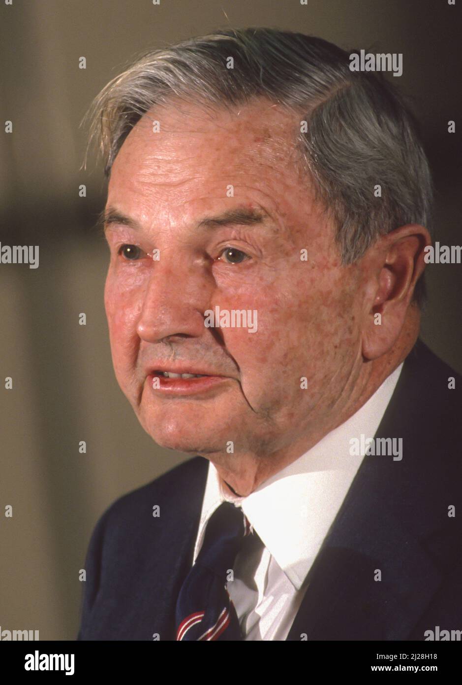 USA, FÉVRIER 1989 - David Rockefeller pendant le discours. Banque D'Images