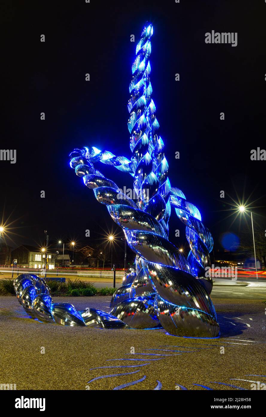 Poole, Dorset Royaume-Uni. 30th mars 2022. Nouvelle bottle Knot Sculpture à Poole pour reconnaître les connexions nautiques à la ville, par l'artiste Michael Condron. L'œuvre est faite de milliers de segments chevauchants en acier inoxydable qui s'envolent sous la forme d'un nœud géant. La sculpture est allumée en bleu la nuit avec un éclairage LED interne - exposition longue. Crédit : Carolyn Jenkins/Alay Live News Banque D'Images