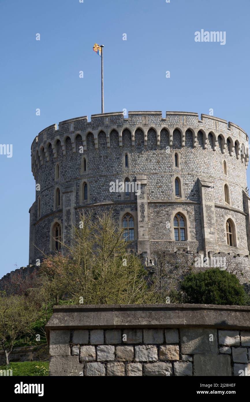 Royal Standard survolant la Tour ronde, résidence royale britannique. Château de Windsor, Windsor, Berkshire, Angleterre, Royaume-Uni Banque D'Images
