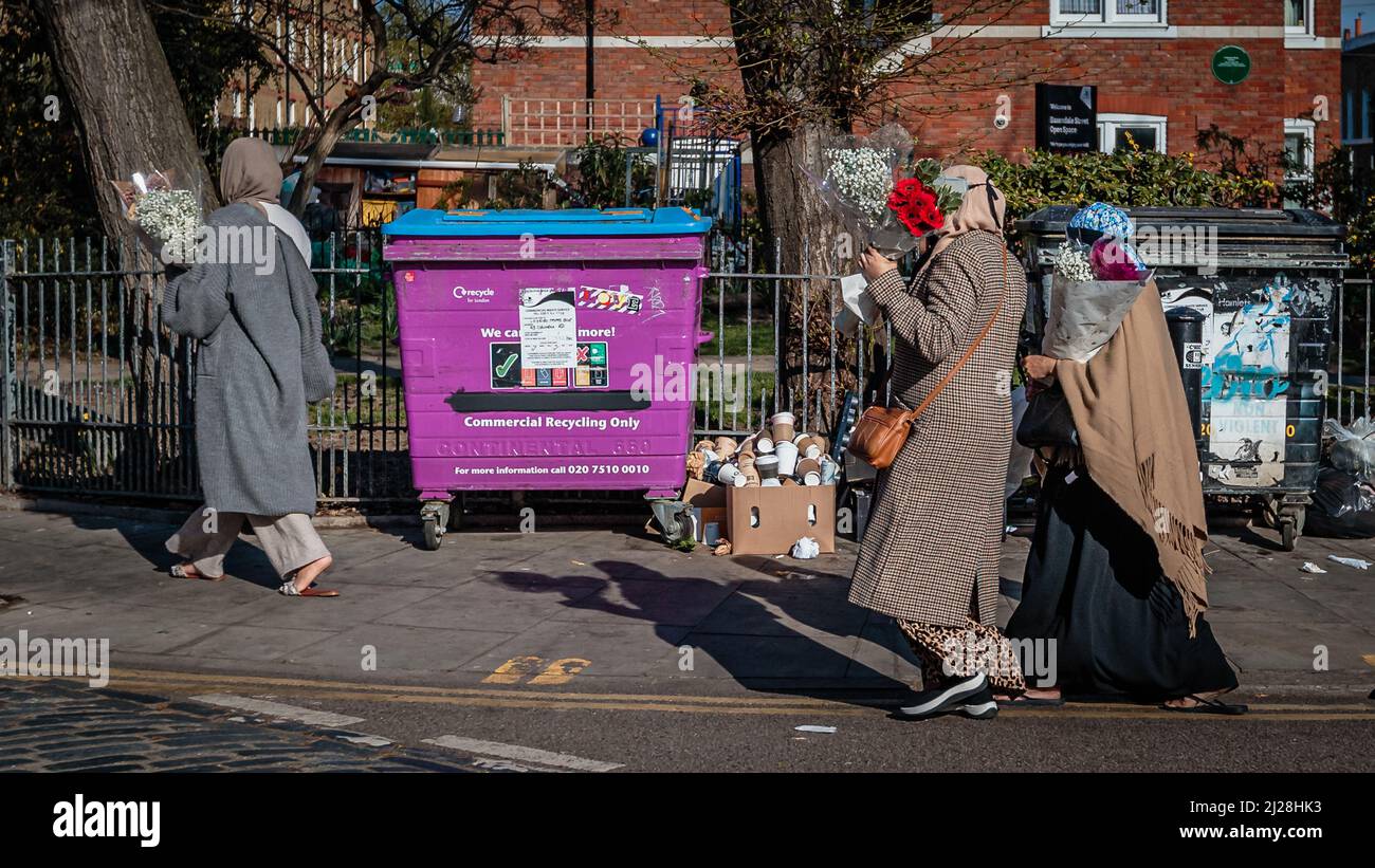 Les musulmanes portent leurs fleurs dans l'est de Londres. Banque D'Images