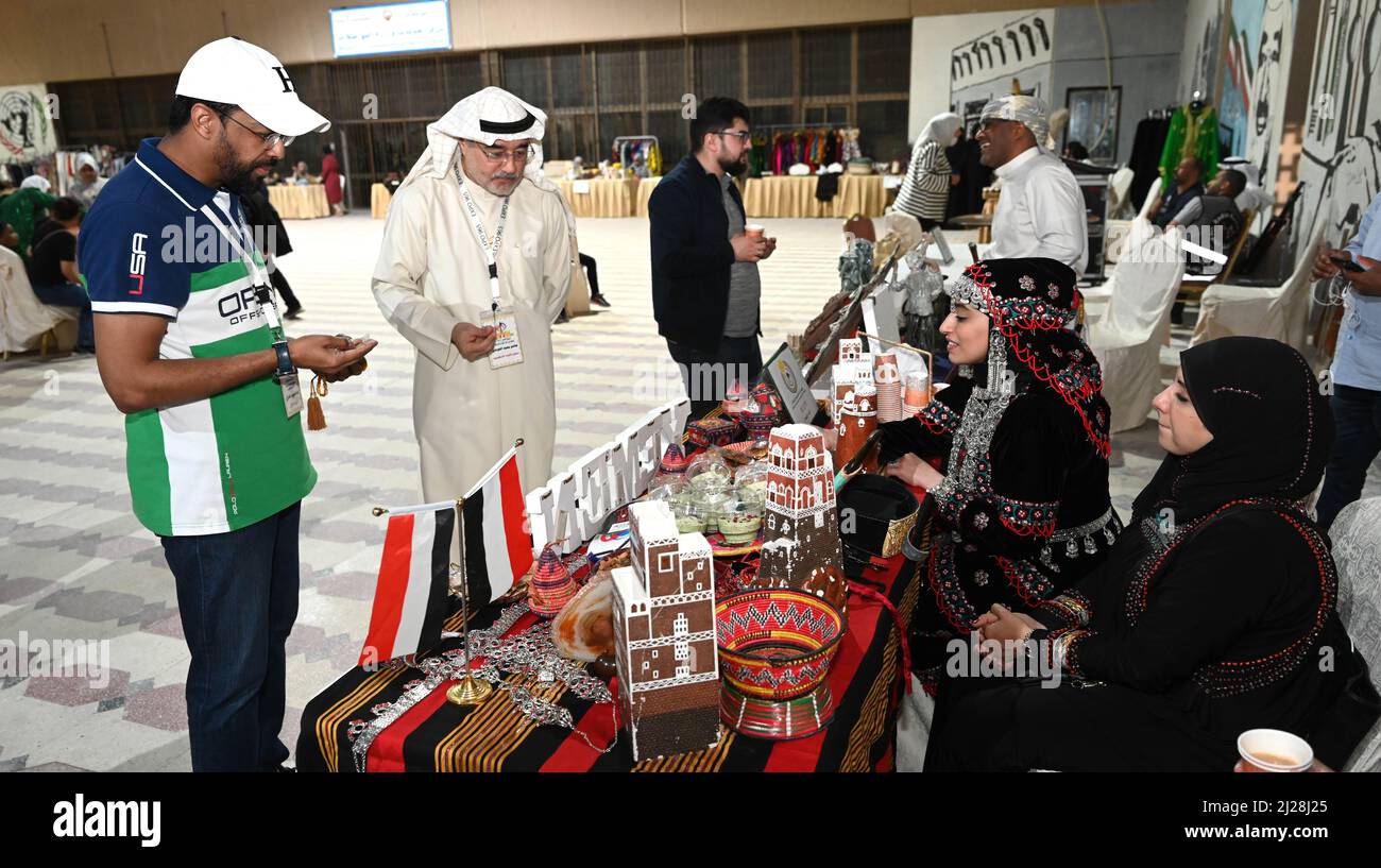 Hawalli, Koweït. 30th mars 2022. Les gens visitent une exposition culturelle dans le gouvernorat de Hawalli, au Koweït, le 30 mars 2022. Credit: Astad/Xinhua/Alay Live News Banque D'Images