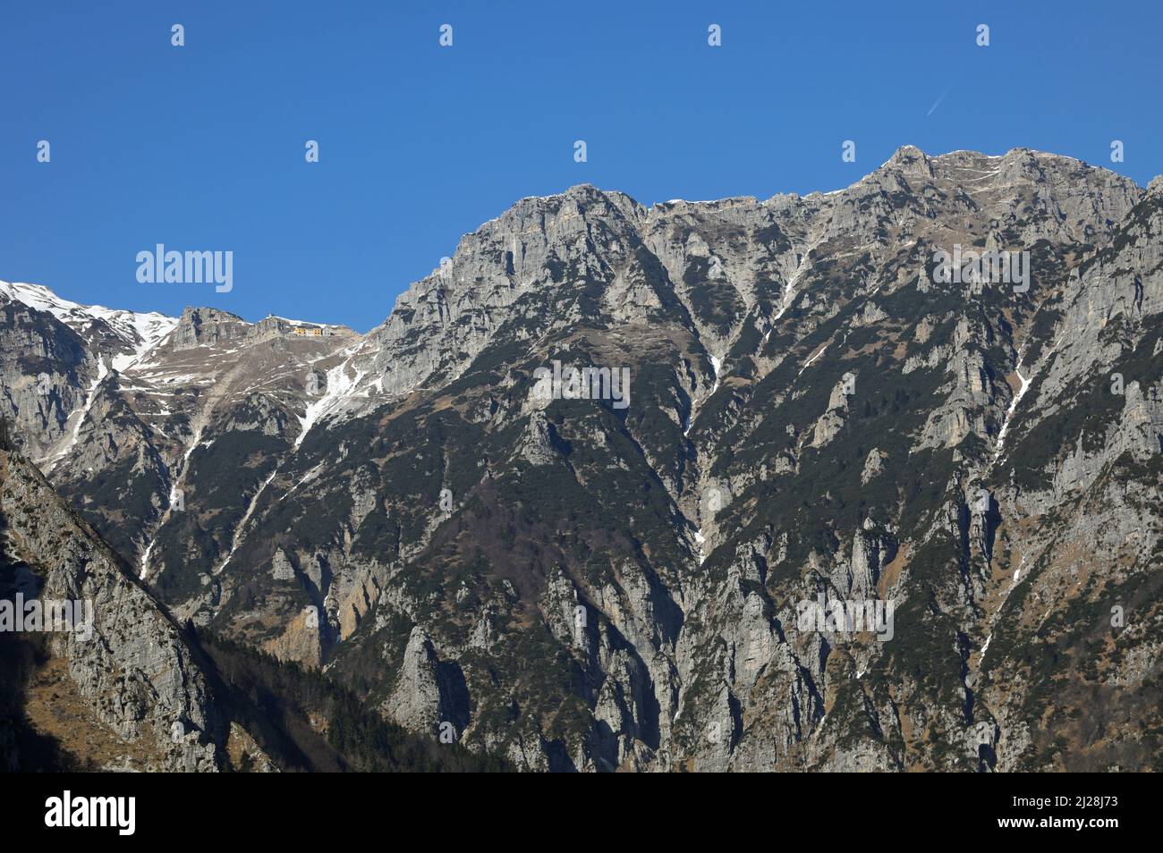 Les montagnes appelées Monte Pasubio dans la région de Vénétie en Italie du Nord et la cabane d'alpin appelée RIFUGIO PAPA Banque D'Images