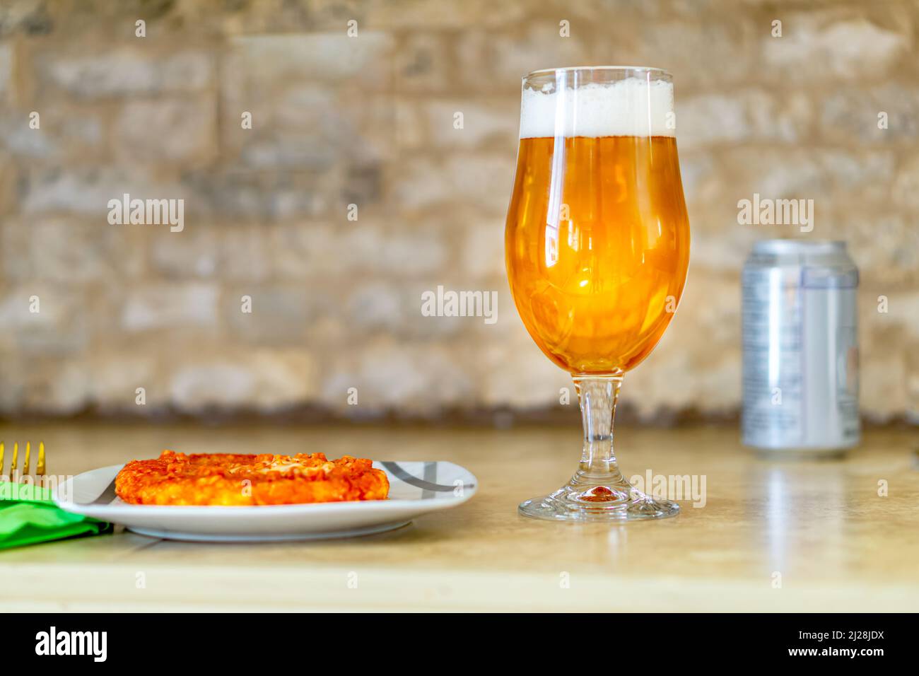 Verre de bière froide et pizza savoureuse sur la table du restaurant Banque D'Images