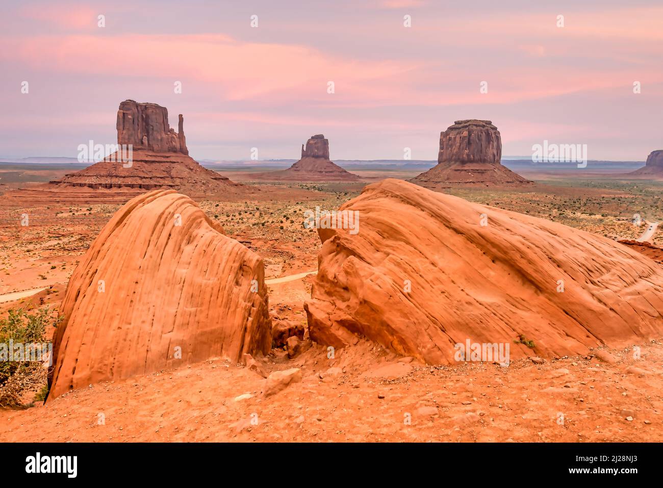 Vue matinale de Monument Valley avec deux rochers de grès en premier plan, Arizona Banque D'Images