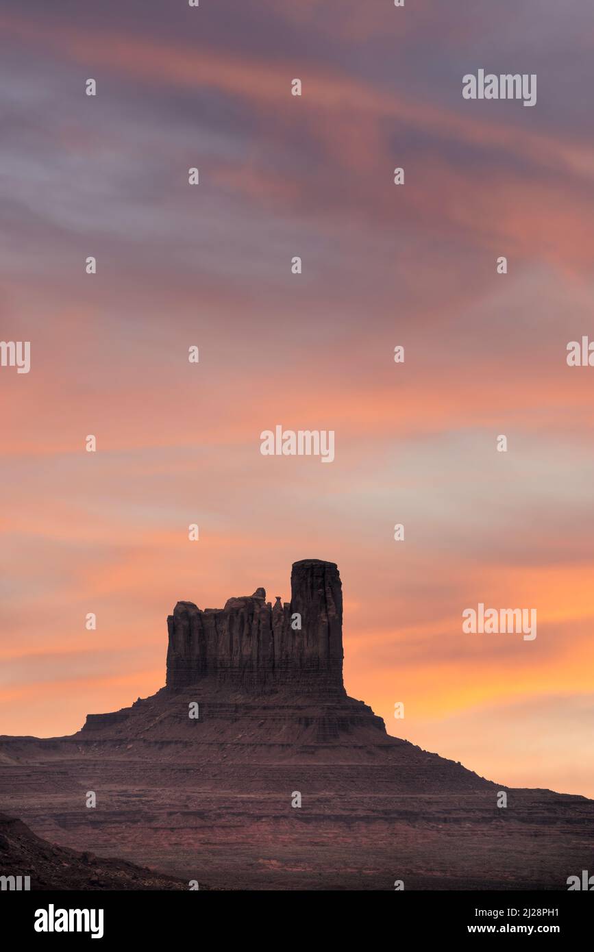 Vue au lever du soleil sur l'emblématique Mitten Butte dans Monument Valley, Arizona Banque D'Images