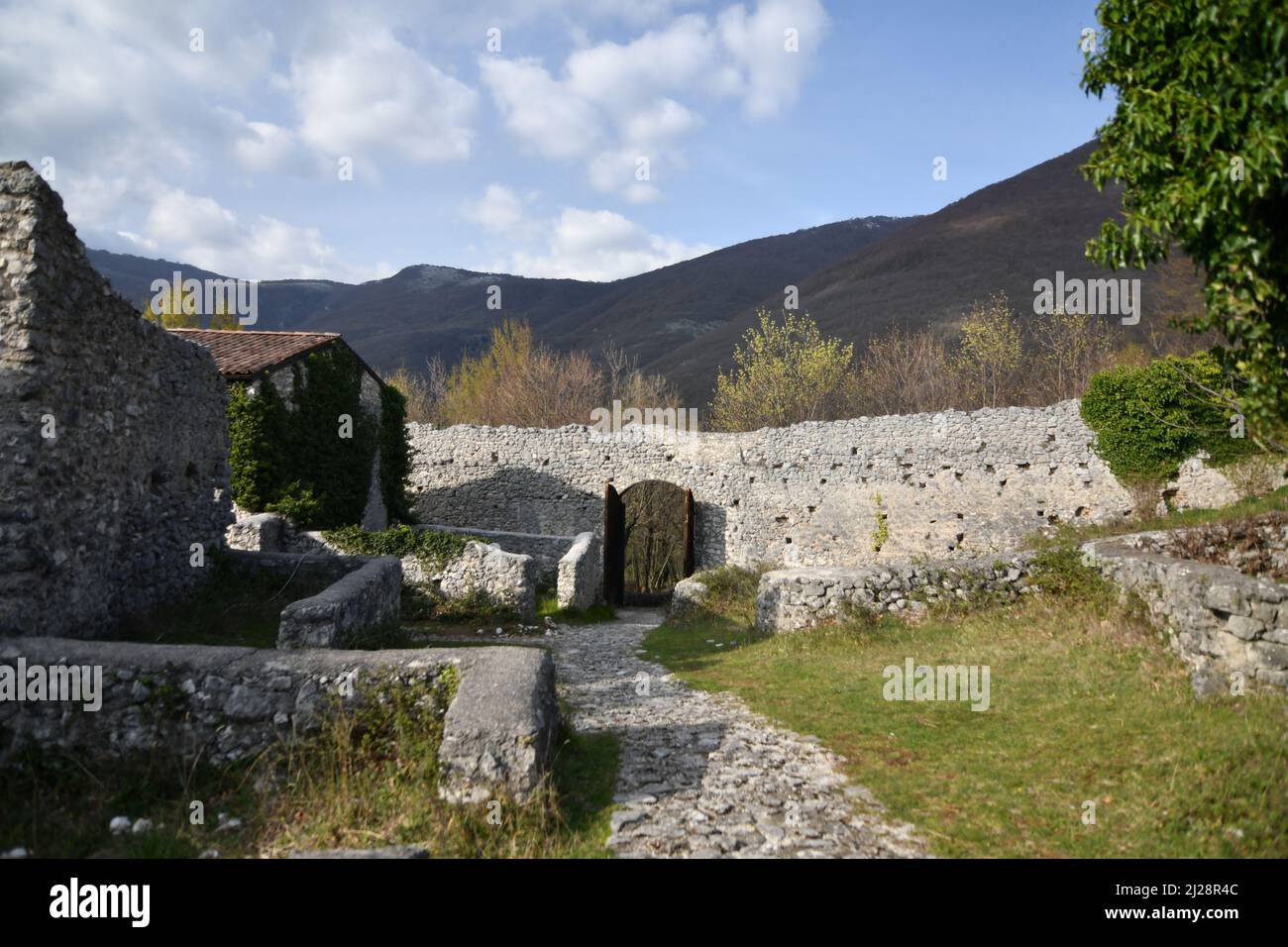 Les ruines d'un château médiéval à Gioia Sannitica, province de Caserta, Italie. Banque D'Images