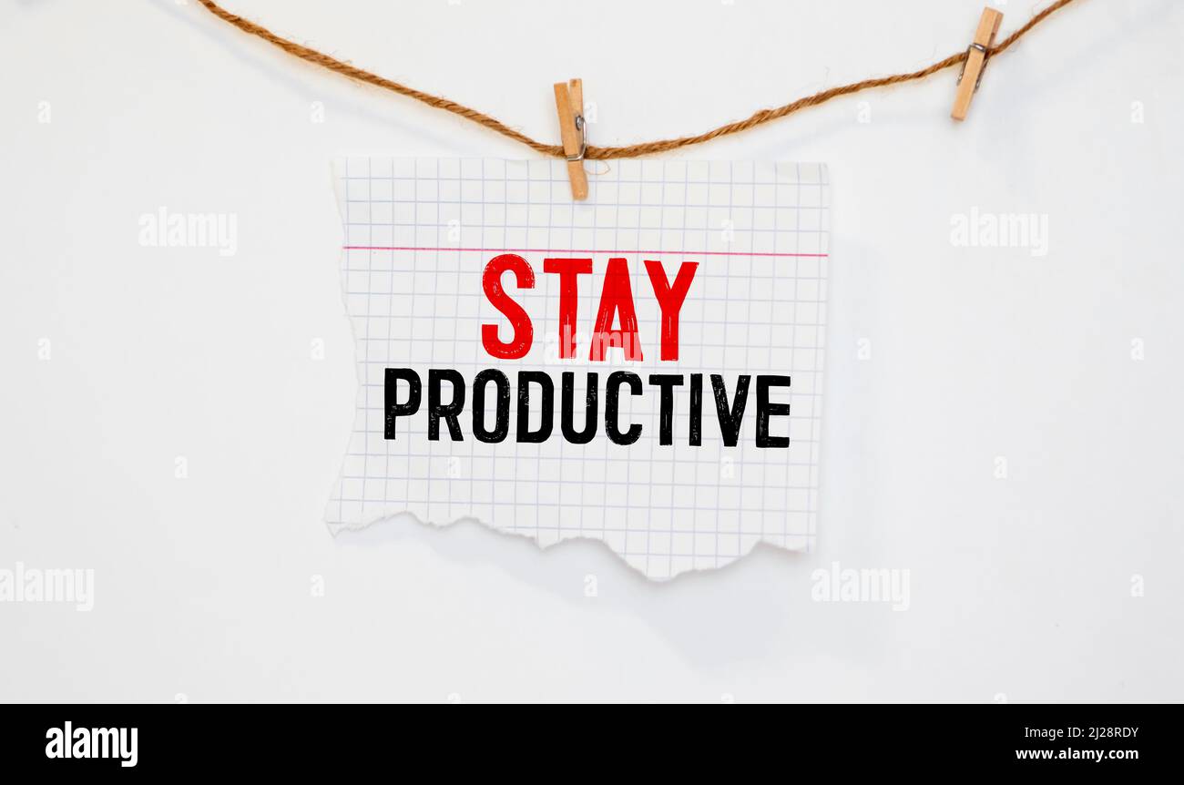 Main conceptuel écrit, indiquant de rester productifs Appel de motivation. Photo d'affaires l'efficacité de la productivité Concentration texte mots écrits Note 24 P Banque D'Images