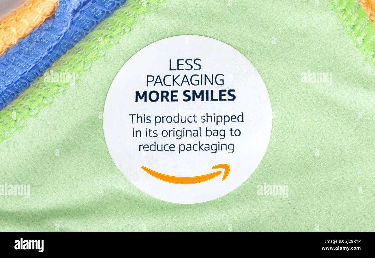 Amazon ECO packaging sourit davantage la campagne de réduction des déchets  d'emballage, le soin environnemental des grandes entreprises, les détails  de l'étiquette de produit écologique, le gros plan, non Photo Stock -