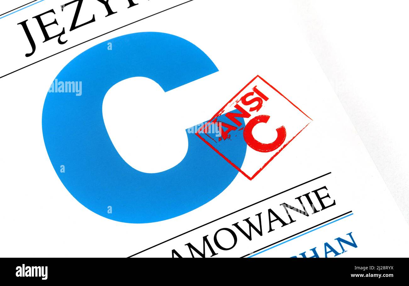ANSI C Programming Language Standard book, Kernighan et Ritchie, couvre le détail de gros plan. ISO C révision du langage de programmation informatique concept, personne Banque D'Images ANSI C Programming Language Standard book, Kernighan et Ritchie, couvre le détail de gros plan. ISO C révision du langage de programmation informatique concept, personne Banque D'Images
