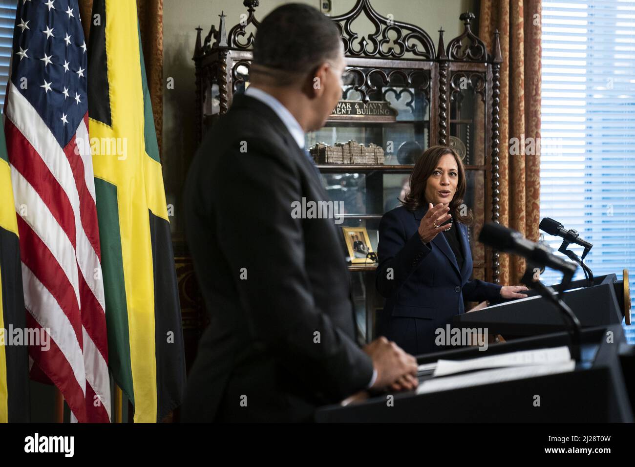 Washington, États-Unis. 30th mars 2022. Le vice-président américain Kamala Harris et le Premier ministre de la Jamaïque Andrew Holness (L) tiennent une conférence de presse à la suite d'une réunion bilatérale dans le bureau de cérémonie du vice-président à l'immeuble Eisenhower Executive Office près de la Maison Blanche à Washington, DC, le mercredi 30 mars 2022. La réunion a eu lieu en l'honneur du 60th anniversaire de l'établissement de liens diplomatiques entre les États-Unis et la Jamaïque. Photo de Sarah Silbiger/UPI crédit: UPI/Alay Live News Banque D'Images