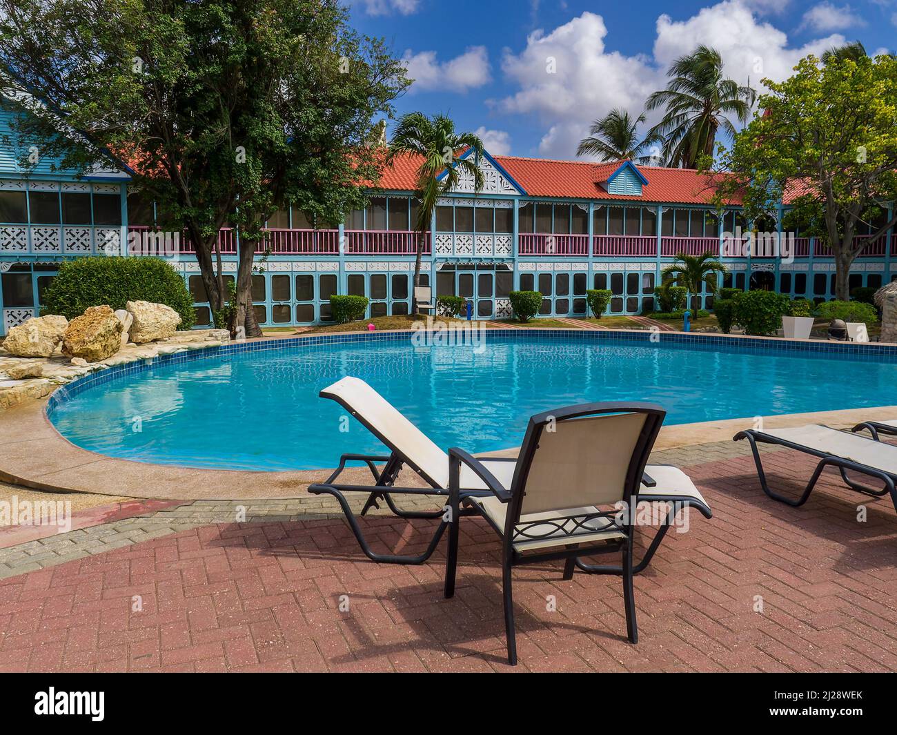 KRALENDIJK BONAIRE - 6 OCTOBRE 2013: Divi Flamingo Resort chaises longues piscine Banque D'Images