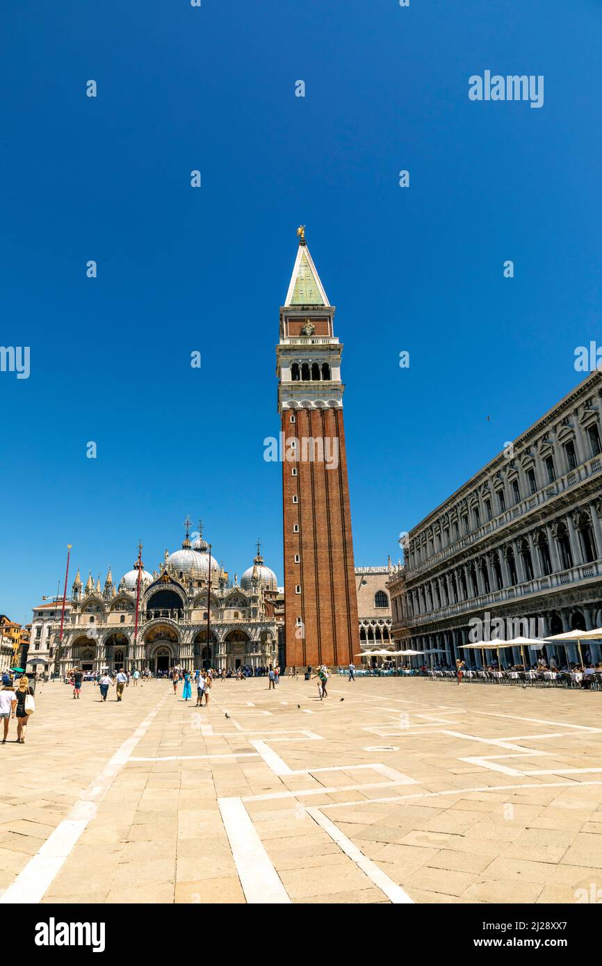 Venise, Italie - 6 juillet 2021 : les touristes visitent le campanile de Saint-Marc sur la place Saint-Marc à Venise, Italie. Banque D'Images