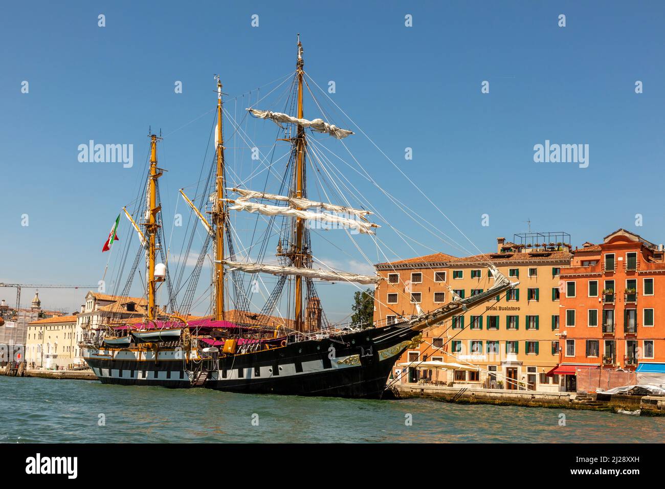 Venise, Italie - 6 juillet 2021 : le navire de la marine italienne Palinuro s'ancre à l'embarcadère de Venise dans la zone de l'arsenal. Banque D'Images