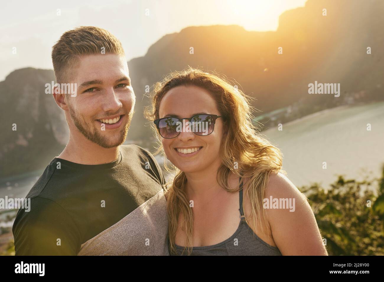 Tout l'été. Portrait d'un jeune couple heureux qui se pose ensemble à l'extérieur. Banque D'Images