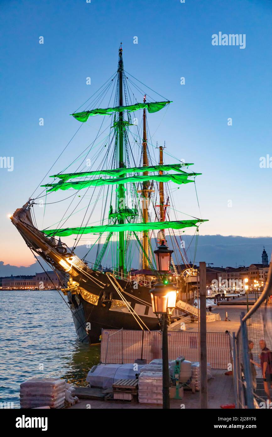 Venise, Italie - 7 juillet 2021: Le navire de la marine italienne Palinuro ancre à la jetée de Venise à la zone d'arsenal le jour du sommet de G20 a lieu dans Banque D'Images