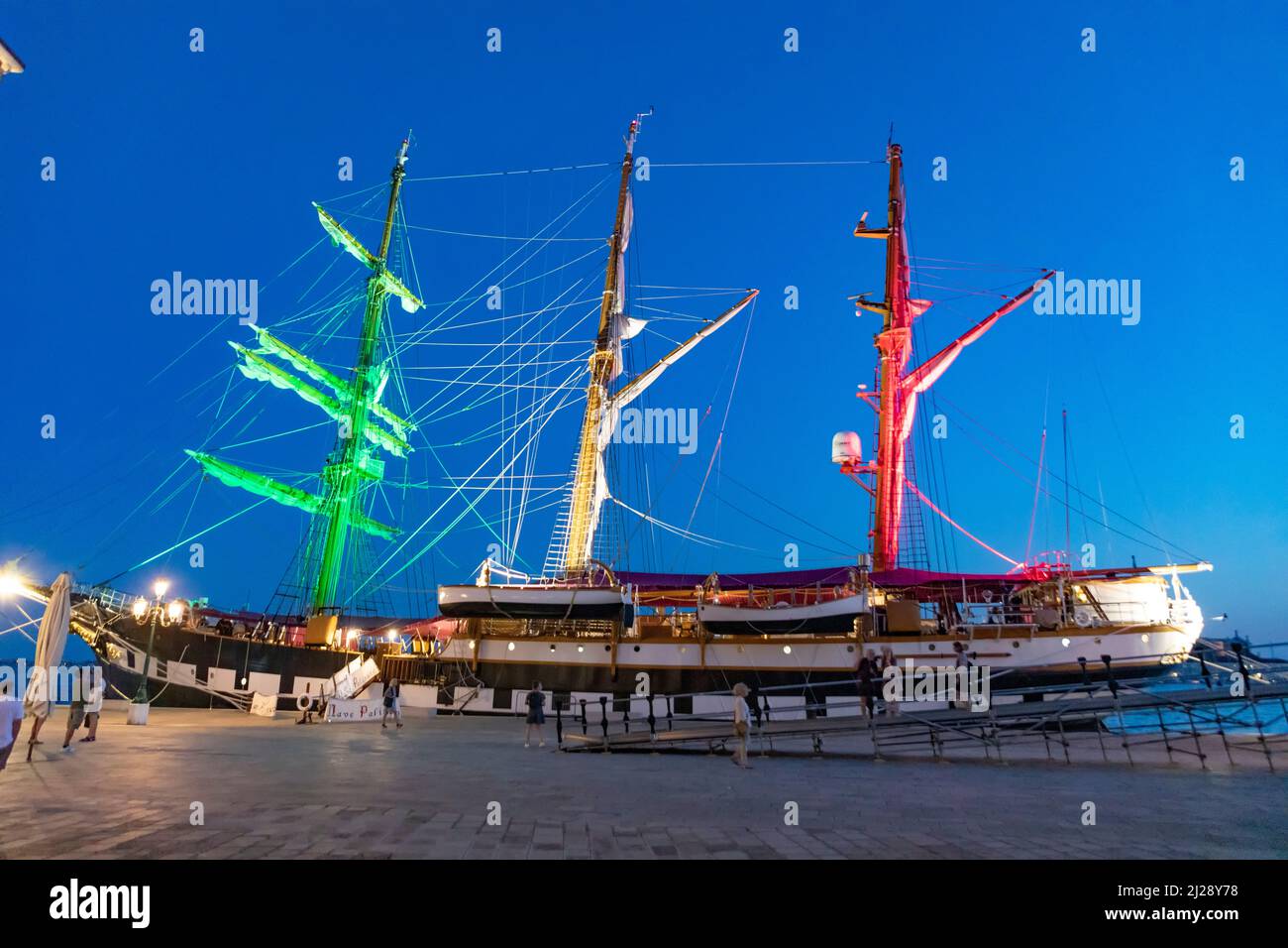 Venise, Italie - 7 juillet 2021: Le navire de la marine italienne Palinuro ancre à la jetée de Venise à la zone d'arsenal le jour du sommet de G20 a lieu dans Banque D'Images