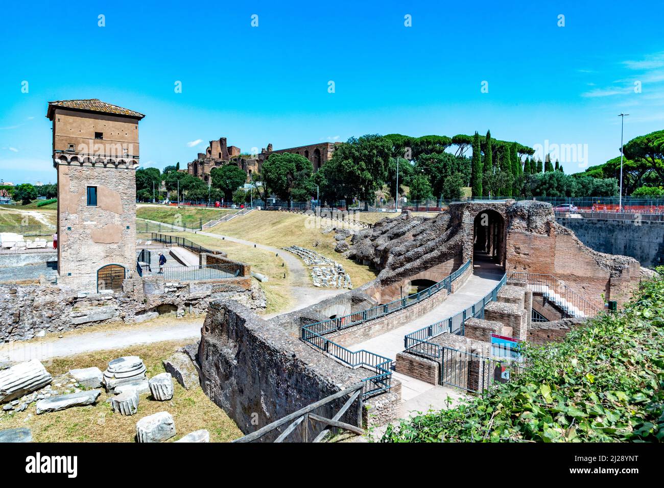 Rome, Italie - 1 août 2021 : les gens visitent le cirque maximus, un stade antique pour les courses de chevaux et autres événements publics dans la Rome antique, Italie. Banque D'Images