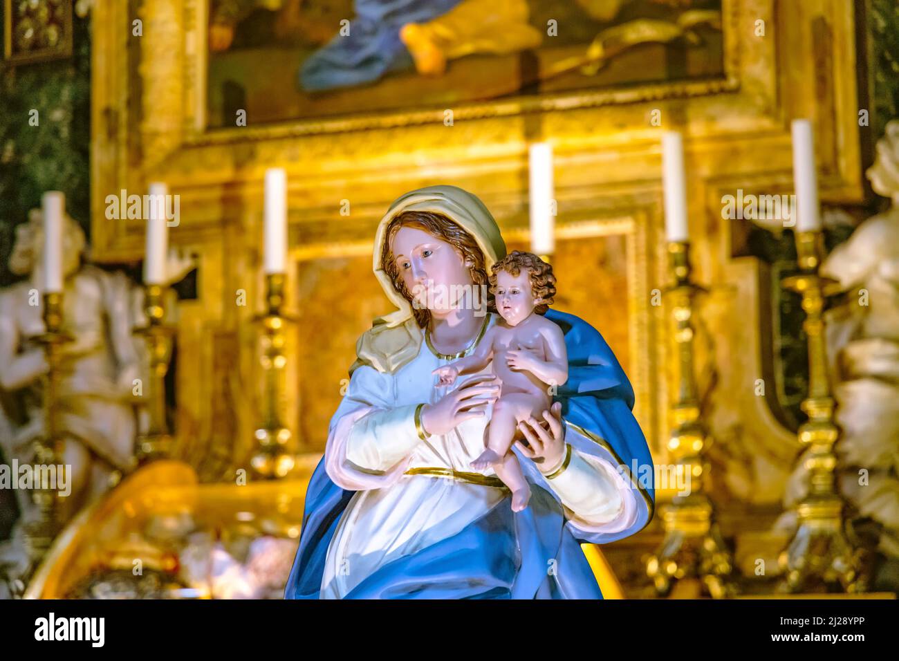 Rome, Italie - 1 août 2021 : scène de l'autel dans l'église Chiesa di Santa Maria à Portico à Campitelli à Rome, Italie. Banque D'Images